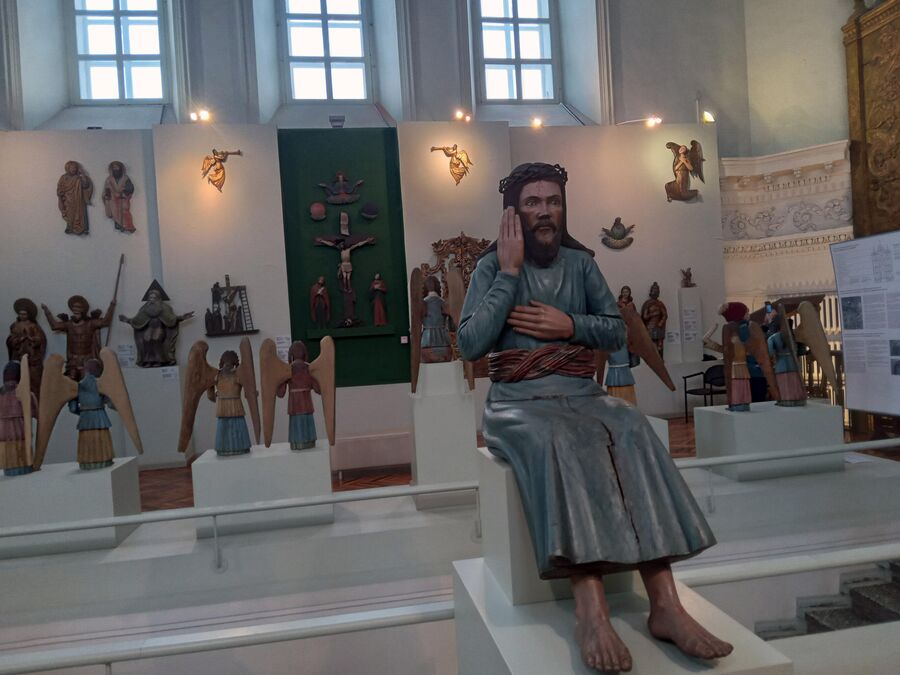 Иисус в темнице. Деревянная скульптура коми-пермяцких мастеров. Пермская художественная галерея