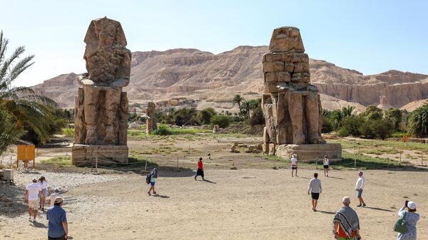 Туристы возле Колоссов Мемнона (в действительности изображающие фараона Аменхотепа III) в некрополе города Фивы