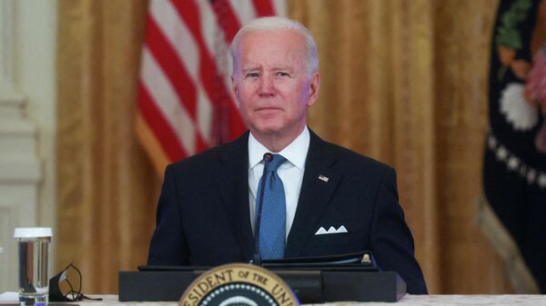 Президент США Джо Байден слушает вопрос журналиста Fox News Питера Дуси