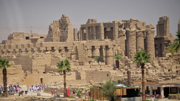 Туристы во время экскурсии на территории храмового комплекса Древнего Египта - Карнакского храма
