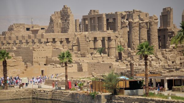 Туристы во время экскурсии на территории храмового комплекса Древнего Египта - Карнакского храма