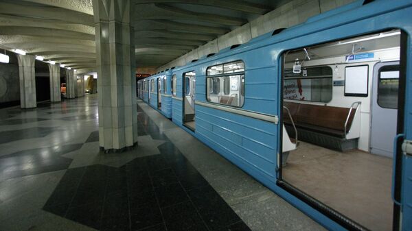 Поезд на станции метро Дружбы народов в Ташкенте