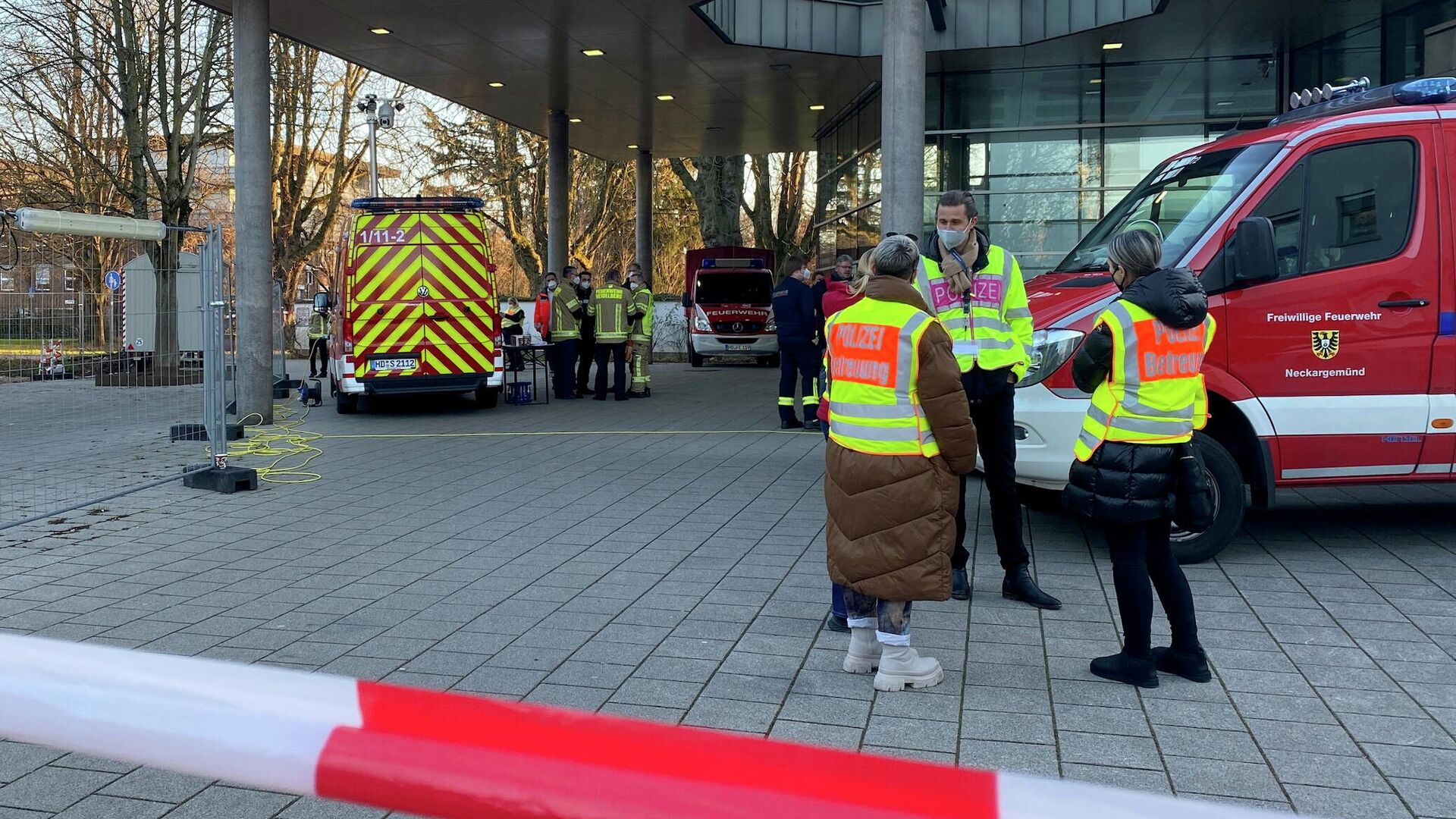 Оперативные службы на территории университета в Гейдельберге, где произошла стрельба. 25 января 2022 - РИА Новости, 1920, 24.01.2022