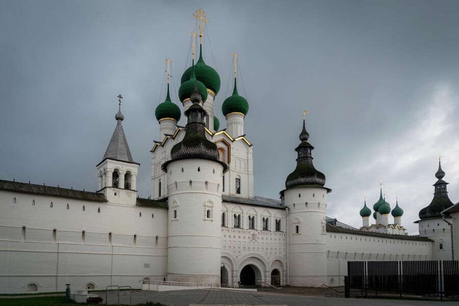Вид на вход в Ярославский кремль