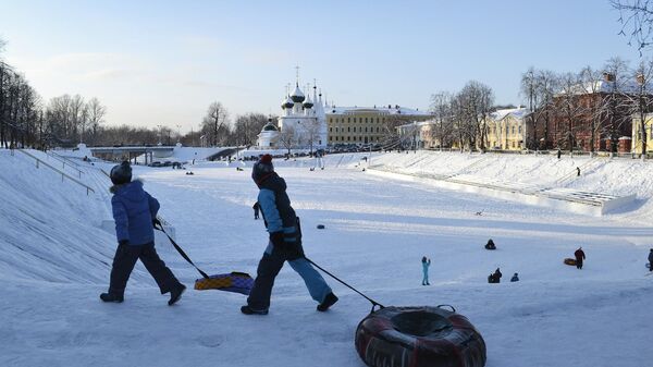 Дети играют в Ярославле зимой