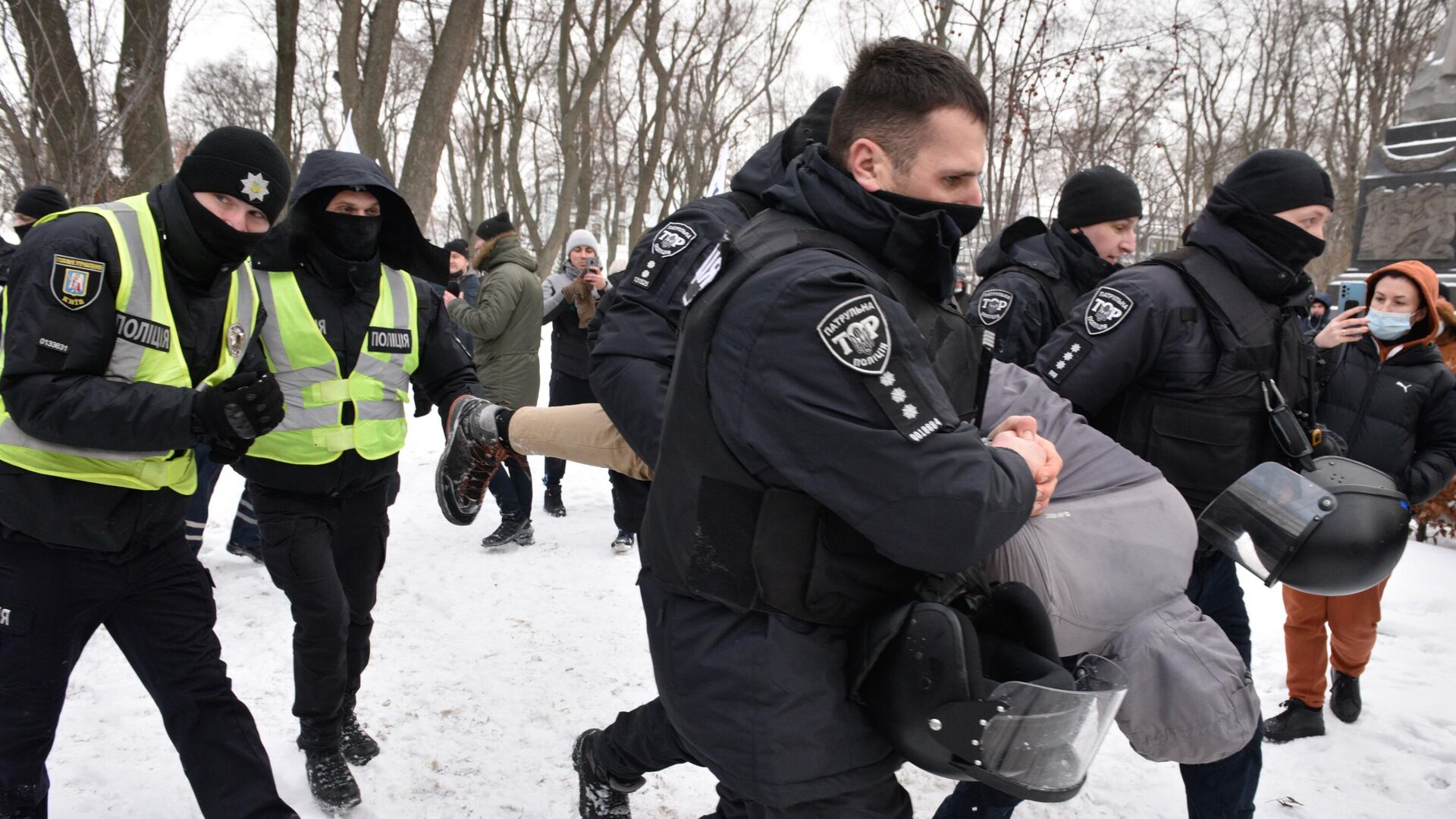 Сотрудники полиции задерживают одного из участников акции протеста предпринимателей возле здания Верховной Рады в Киеве - РИА Новости, 1920, 25.01.2022