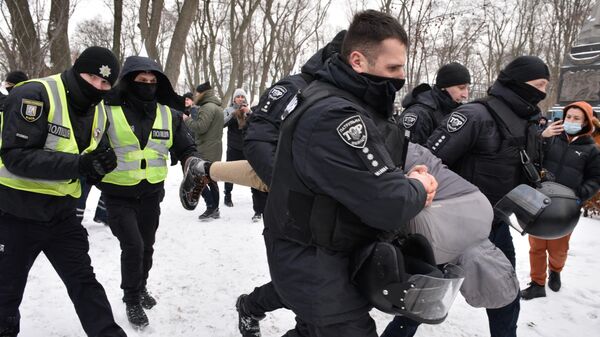 Сотрудники полиции задерживают одного из участников акции протеста предпринимателей возле здания Верховной Рады в Киеве