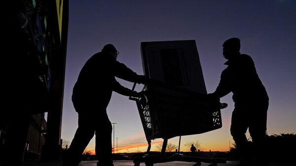 Покупатели выходят из магазина в Оверленд-Парке, США 