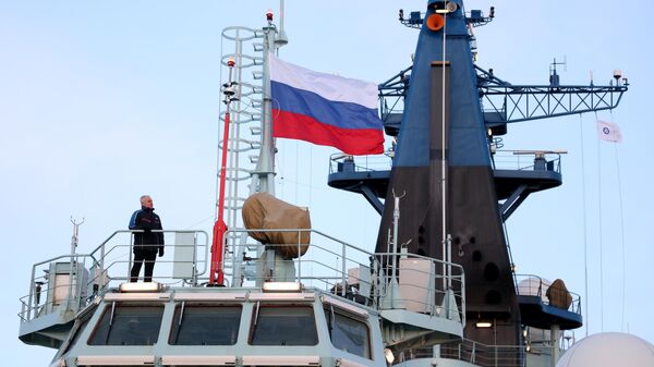 Торжественная церемония поднятия государственного флага РФ на первом серийном универсальном атомном ледоколе Сибирь проекта 22220 в Мурманске. 25 января 2022