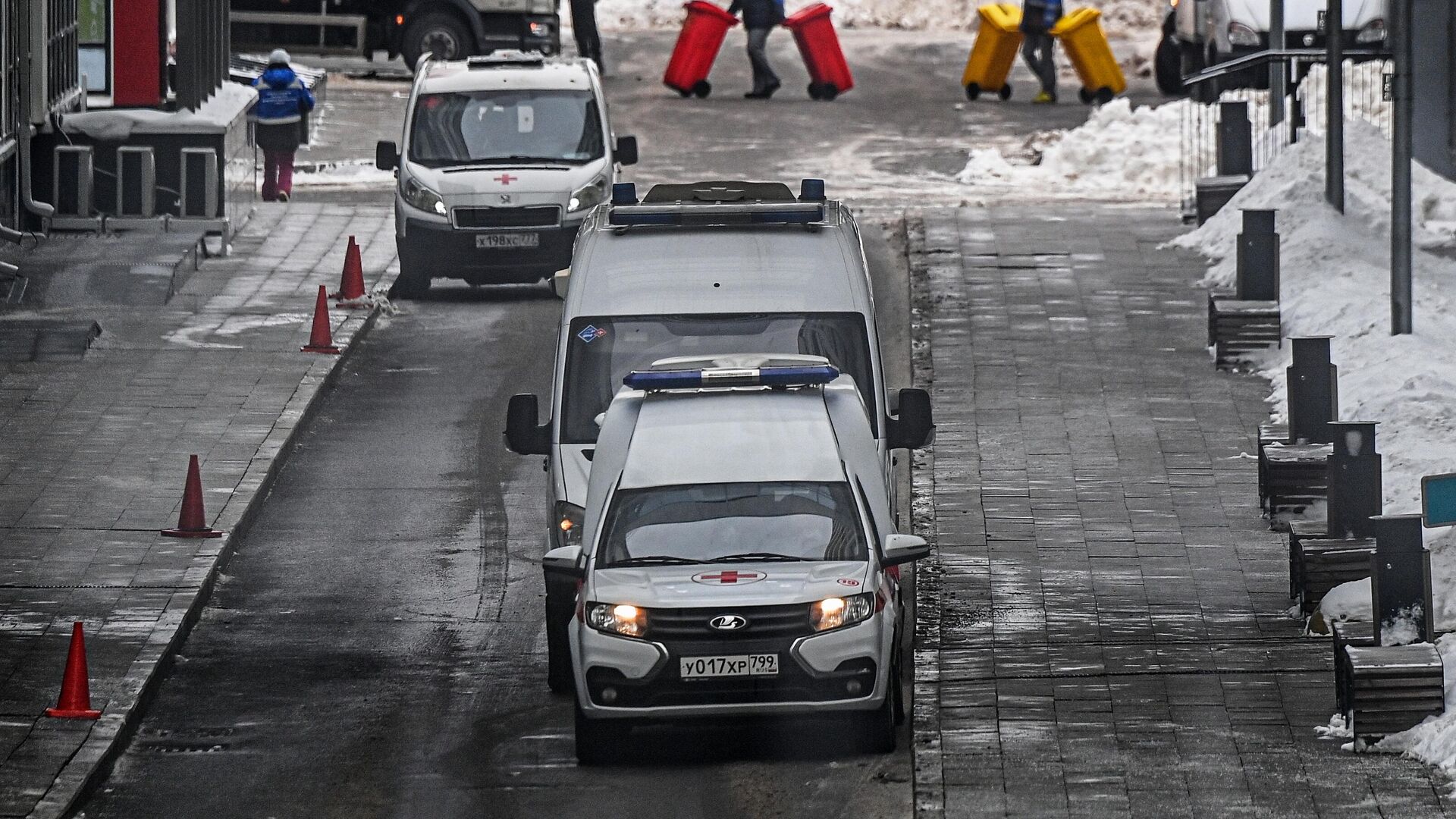 Автомобили скорой помощи на территории карантинного центра в Коммунарке - РИА Новости, 1920, 09.12.2022