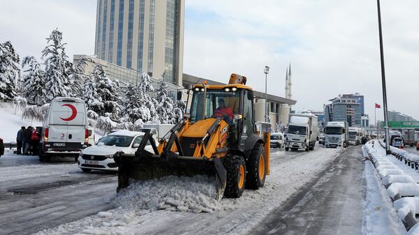 Спасательные бригады в Стамбуле расчищают дорогу