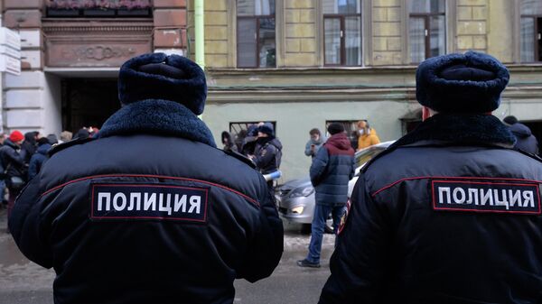 Полицейские и участники несогласованного митинга в Санкт-Петербурге
