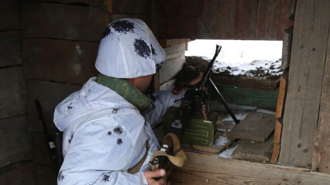 Боец Народной милиции ЛНР на позиции в районе поселка Славяносербск Луганской области