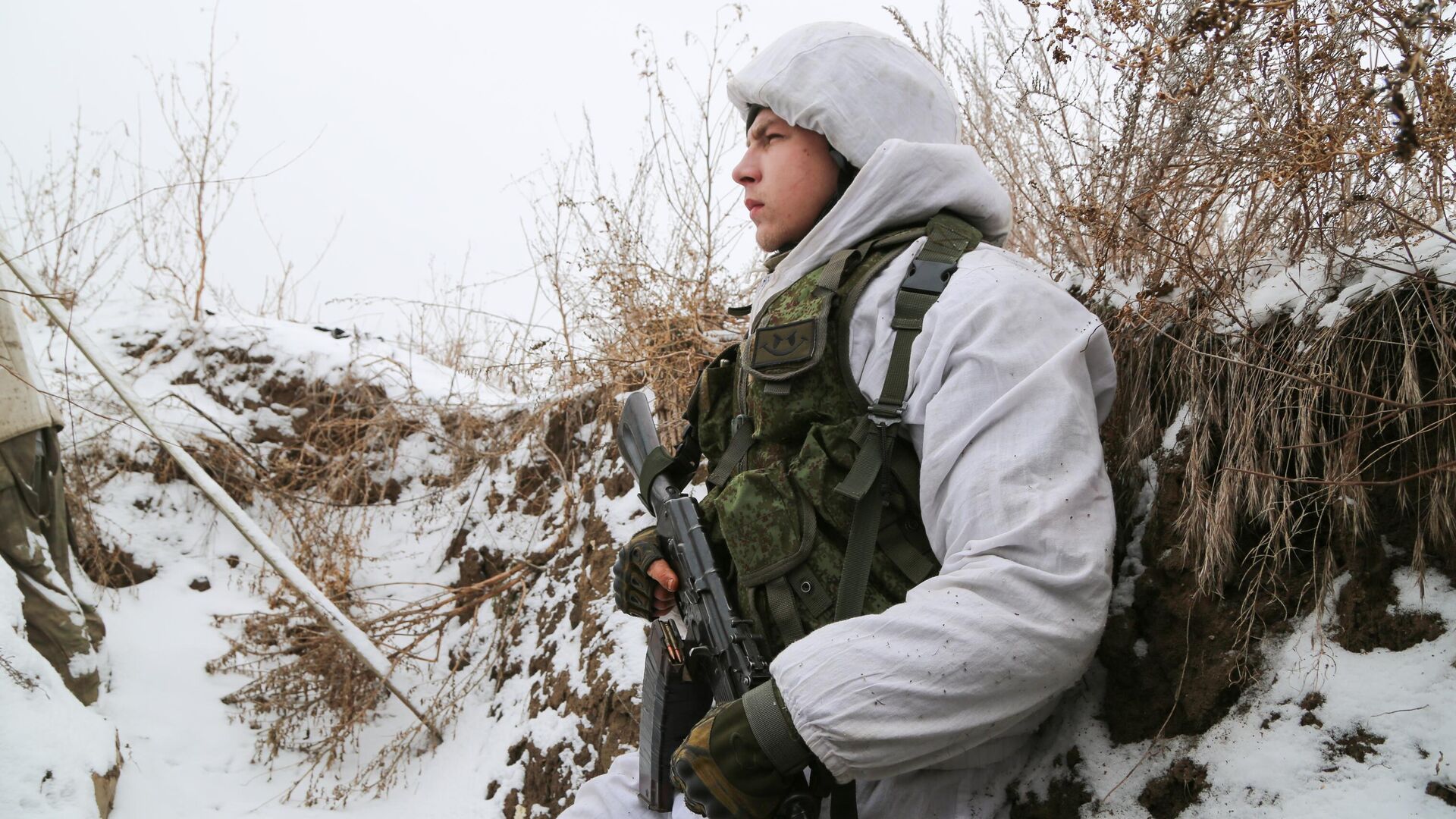 Боец Народной милиции ЛНР на позиции в районе поселка Славяносербск Луганской области - РИА Новости, 1920, 19.02.2022