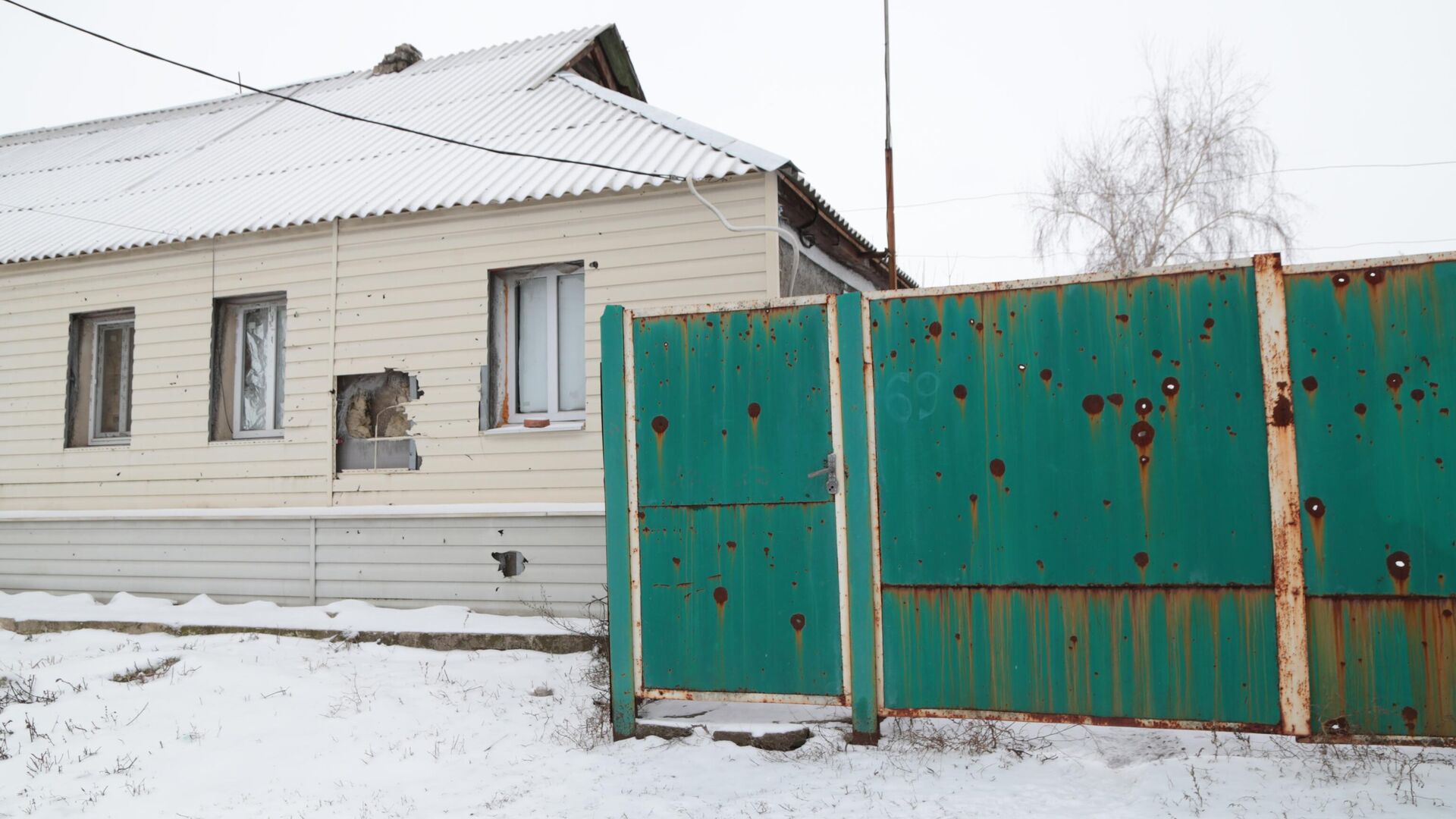 Дом со следами от снарядов в поселке Пришиб Славяносербского района Луганской области - РИА Новости, 1920, 20.02.2022