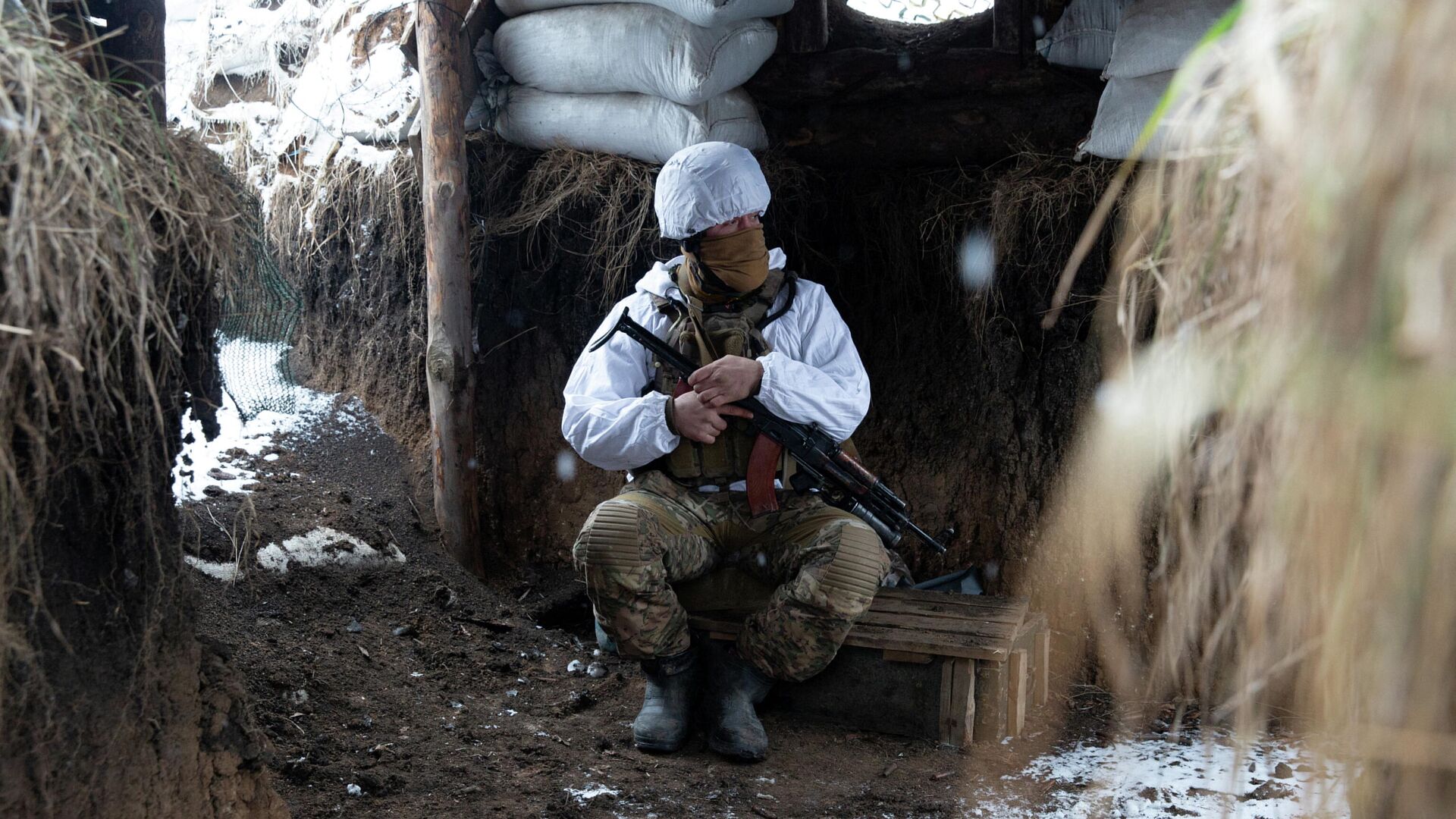 Украинский военнослужащий на линии соприкосновения в Донецкой области - РИА Новости, 1920, 26.01.2022
