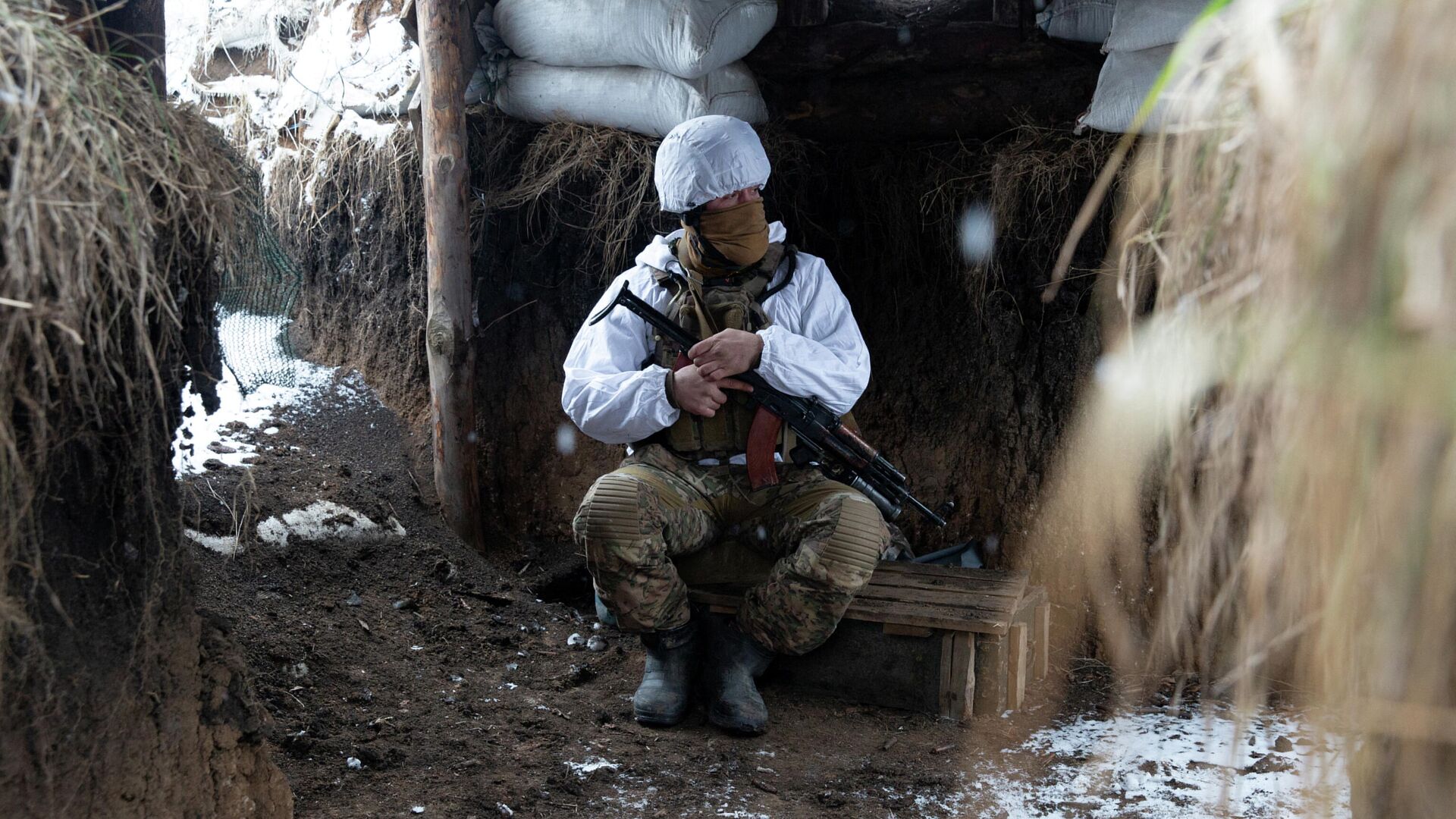 Украинский военнослужащий на линии соприкосновения в Донецкой области - РИА Новости, 1920, 26.01.2022