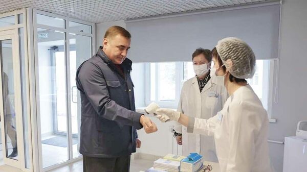 Губернатор Тульской области Алексей Дюмин во время посещения Городской клинической больницы №2 в Туле