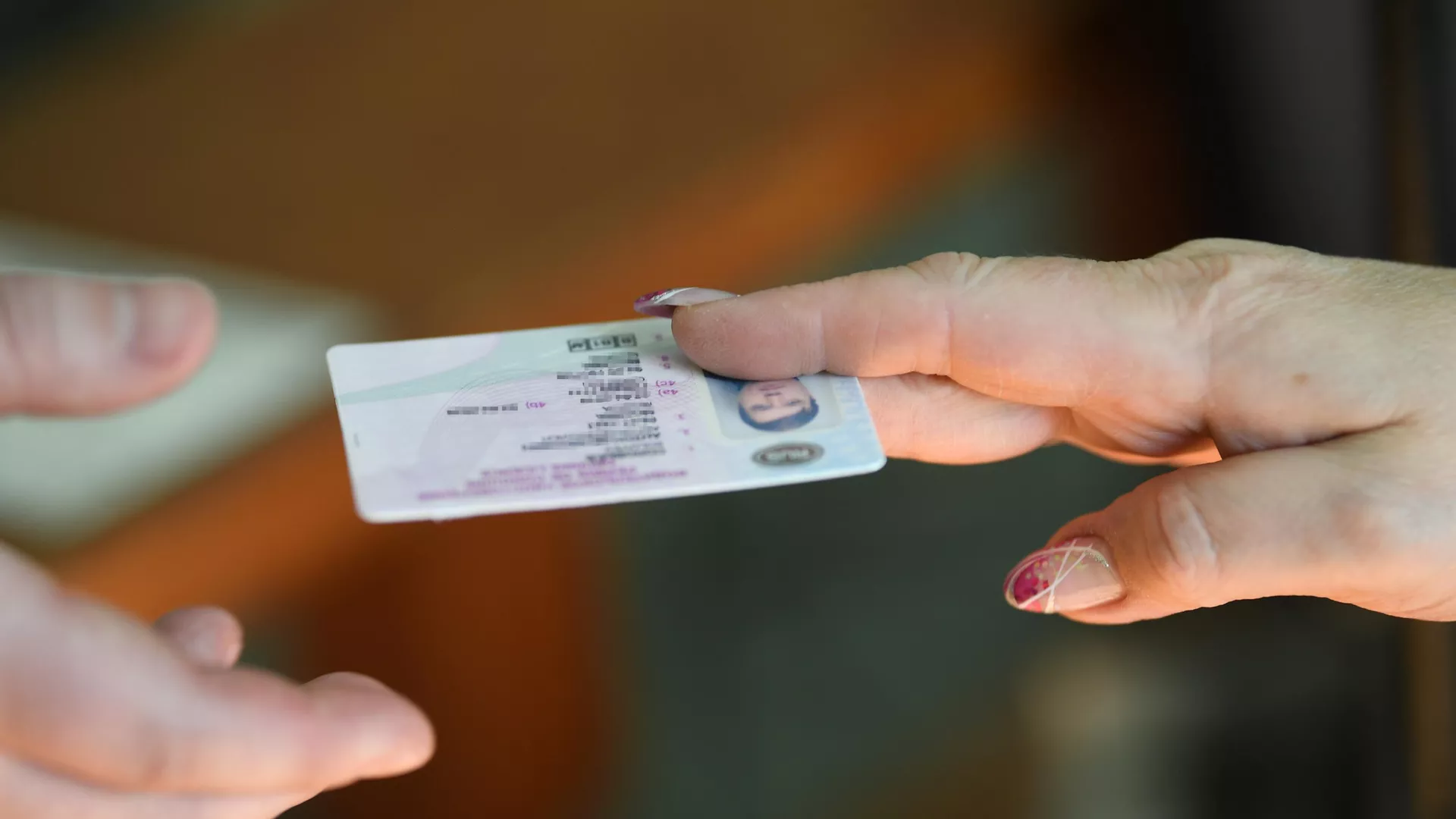 Мужчина получает водительское удостоверение в отделении ГИБДД - РИА Новости, 1920, 04.08.2022