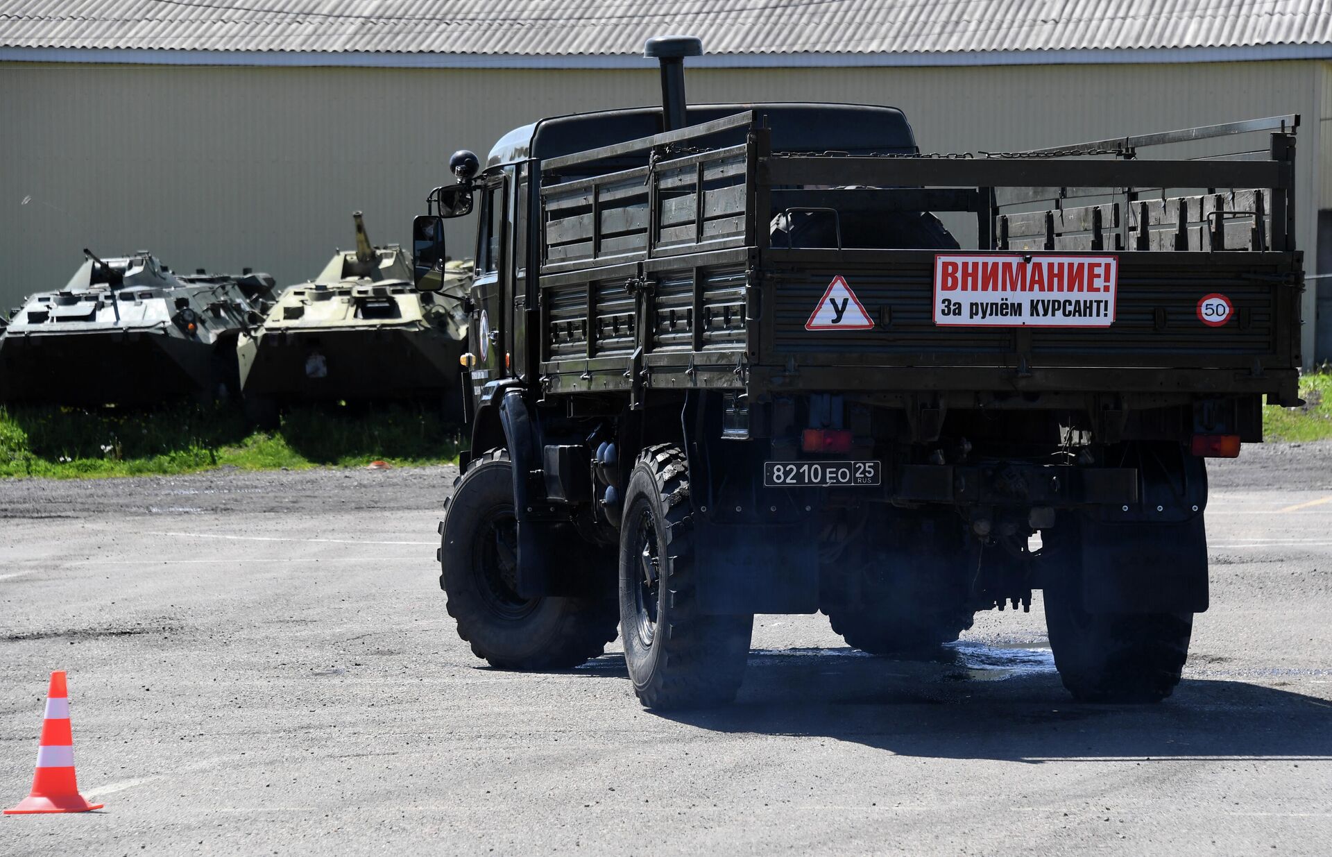 Обучение профессии водителя военной техники в автошколе ДОСААФ - РИА Новости, 1920, 25.01.2022