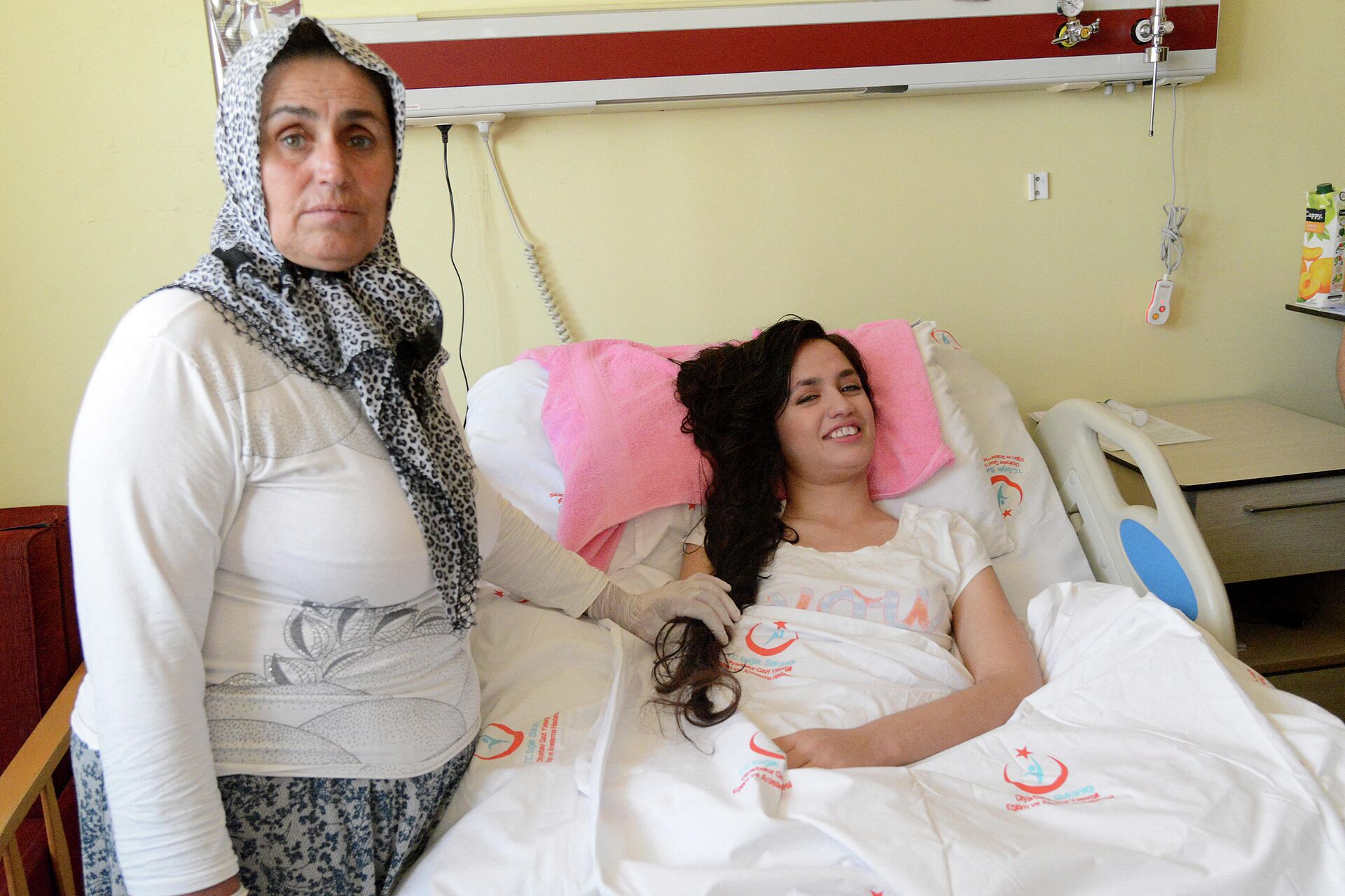 Турецкая певица Мутлу Кайя и ее мать в больнице. 2015 год - РИА Новости, 1920, 28.01.2022