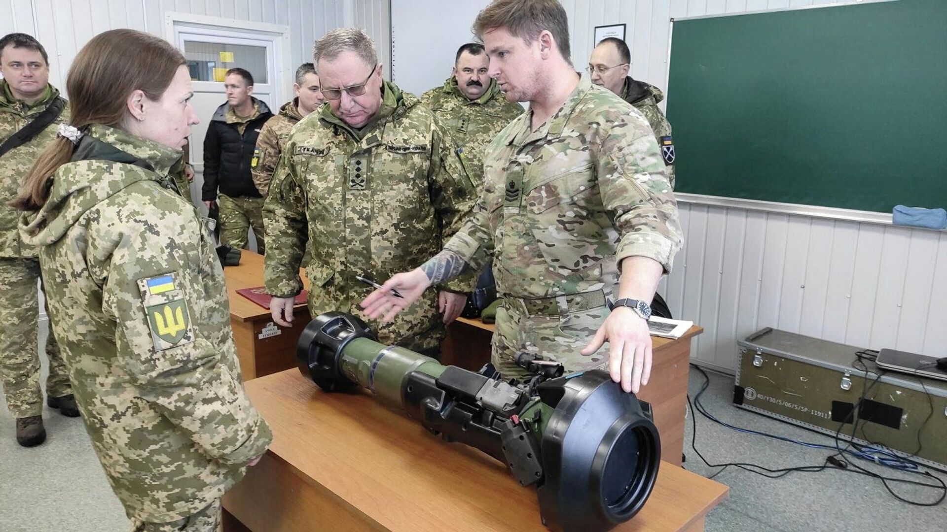 Британский военный инструктор обучает украинских военнослужащих использованию легкого противотанкового ракетного комплекса NLAW во Львове - РИА Новости, 1920, 27.01.2022