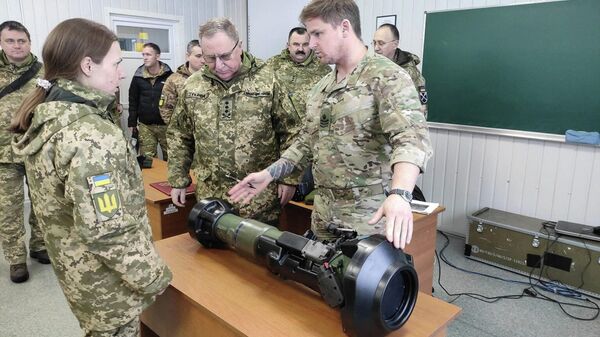 Британский военный инструктор обучает украинских военнослужащих использованию легкого противотанкового ракетного комплекса NLAW во Львове