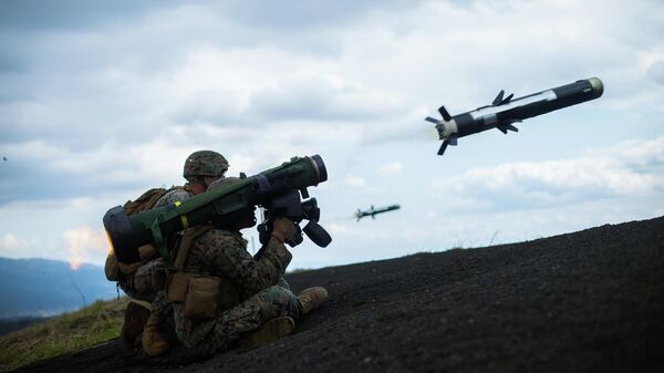 Американские военные производят выстрел из ПТРК Javelin во время учений