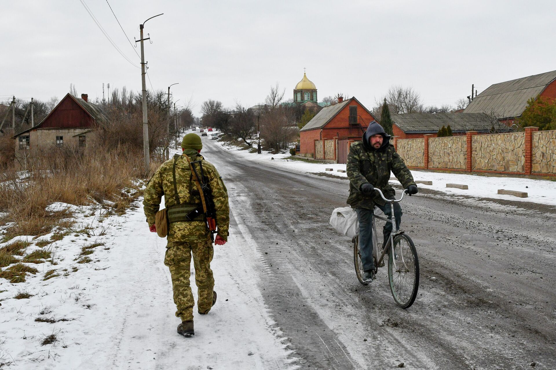 Украинский военный на линии соприкосновения в Донецкой области - РИА Новости, 1920, 10.02.2022