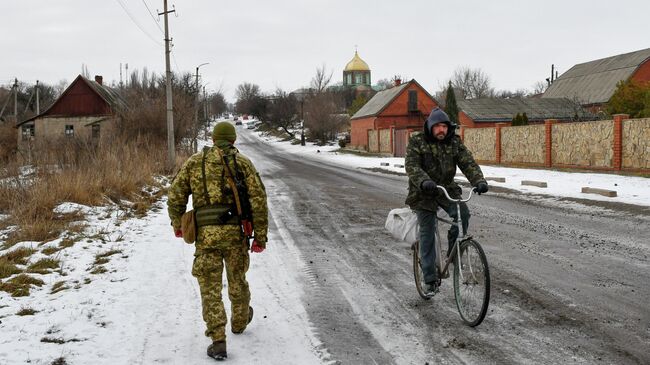 Украинский военный на линии соприкосновения в Донецкой области