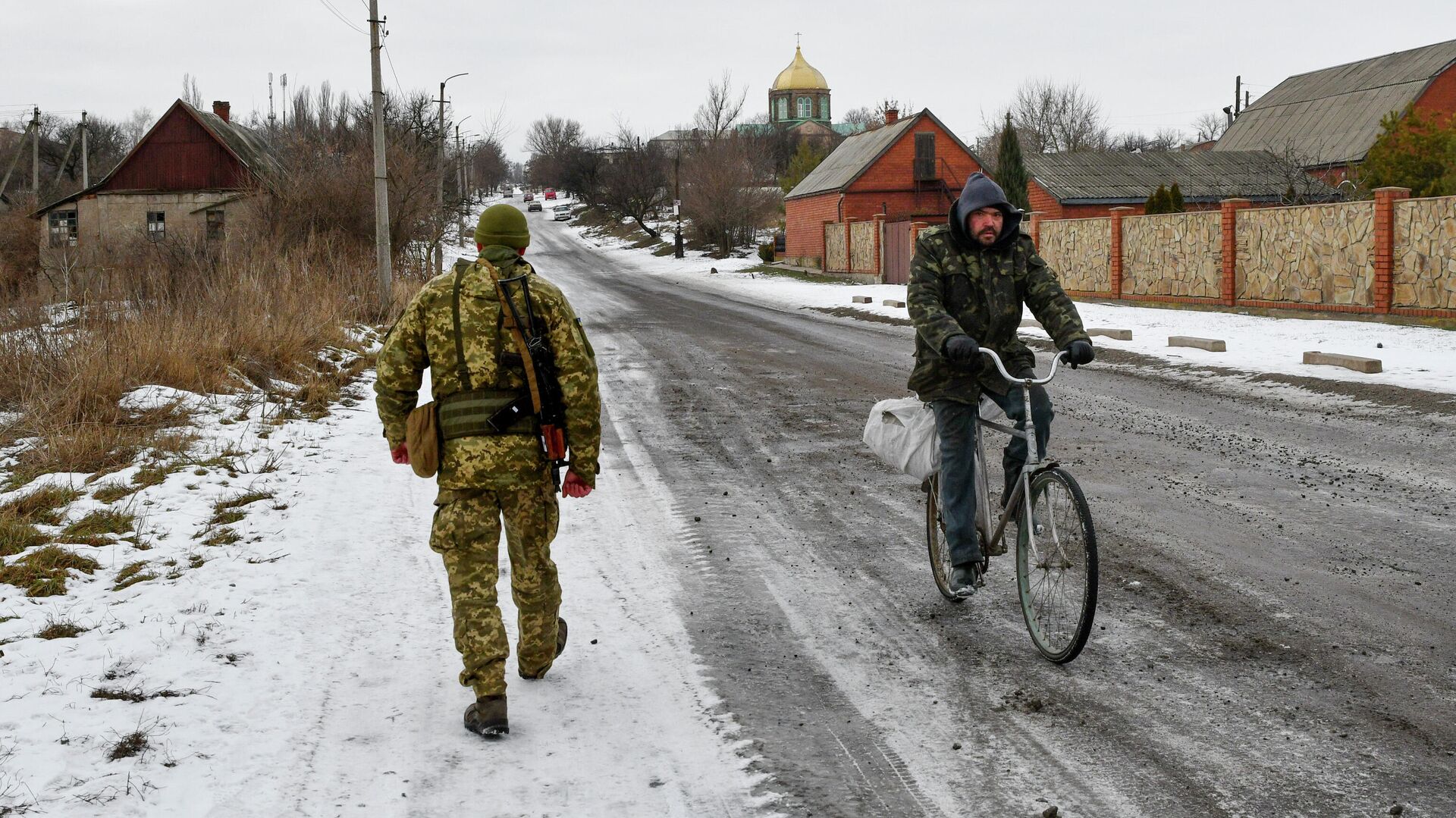 Украинский военный на линии соприкосновения в Донецкой области - РИА Новости, 1920, 21.02.2022