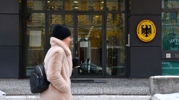 Девушка у здания посольства Германии в Киеве