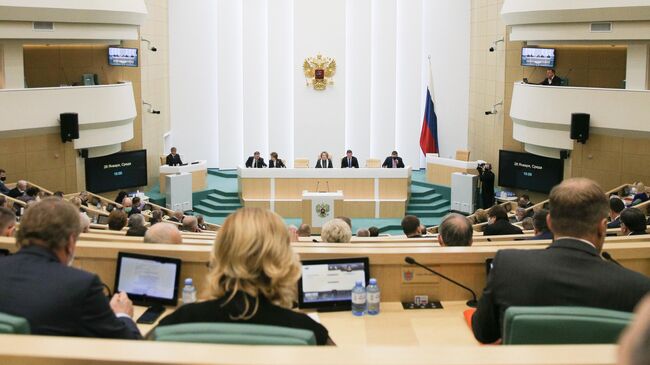 Сенаторы Совета Федерации РФ во время заседания