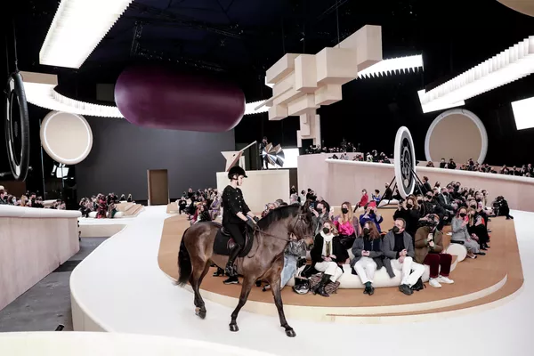 Шарлотта Казираги верхом на лошади на показе коллекции Chanel весна-лето 2022 Haute Couture в Париже