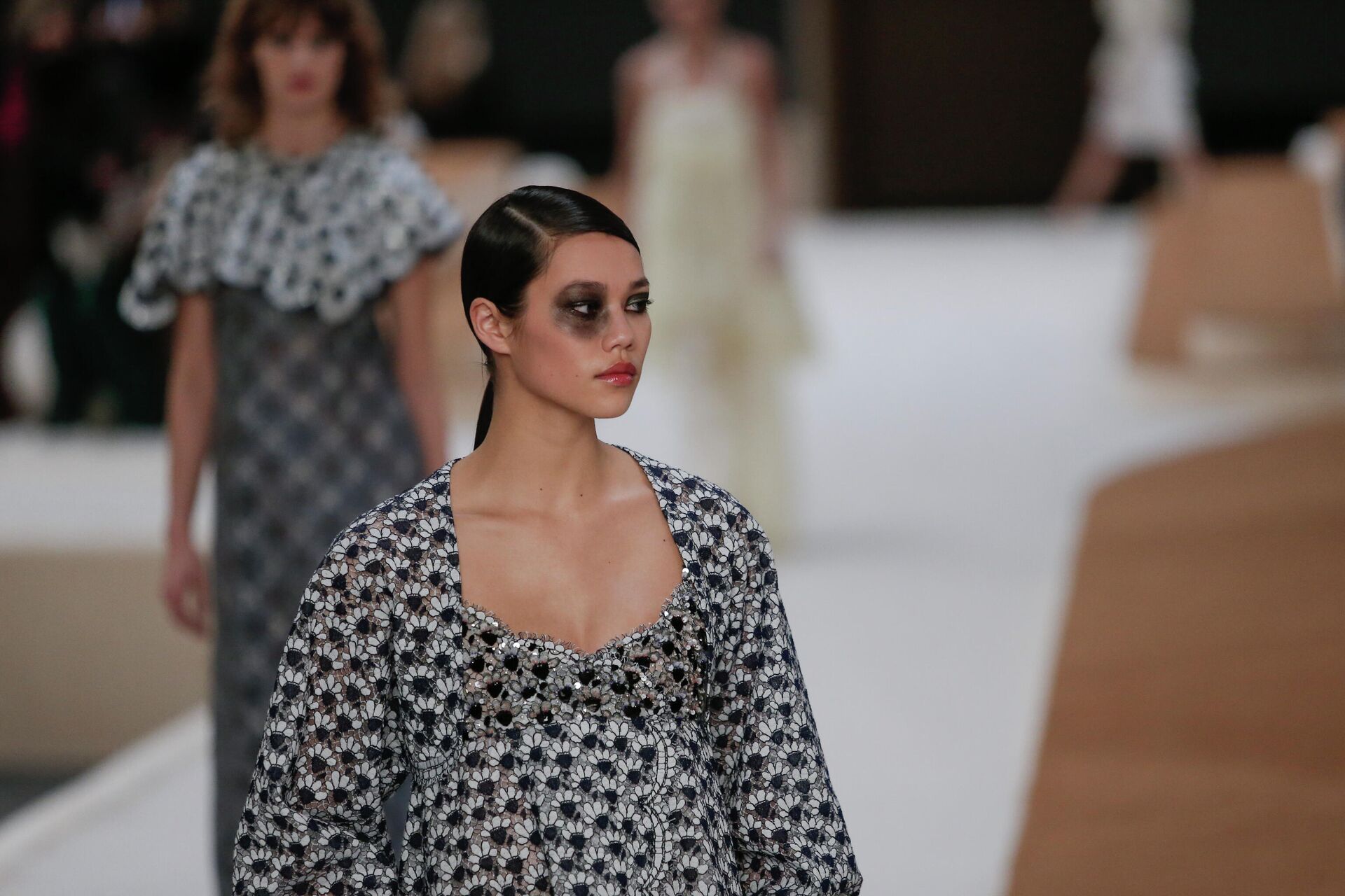 Модель на показе коллекции Chanel весна-лето 2022 Haute Couture в Париже - РИА Новости, 1920, 27.01.2022