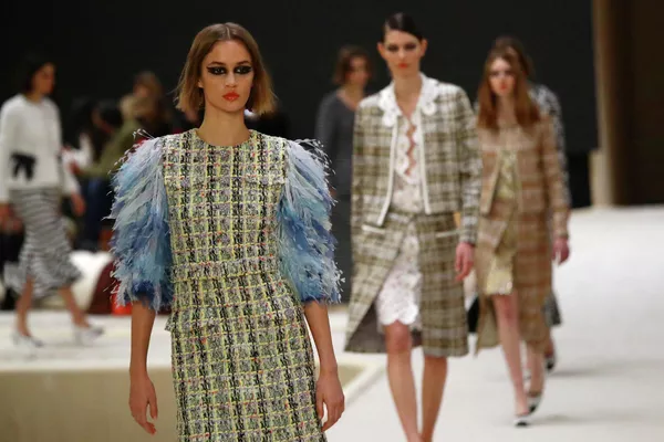 Модели на показе коллекции Virginie Viard весна-лето 2022 Haute Couture в Париже