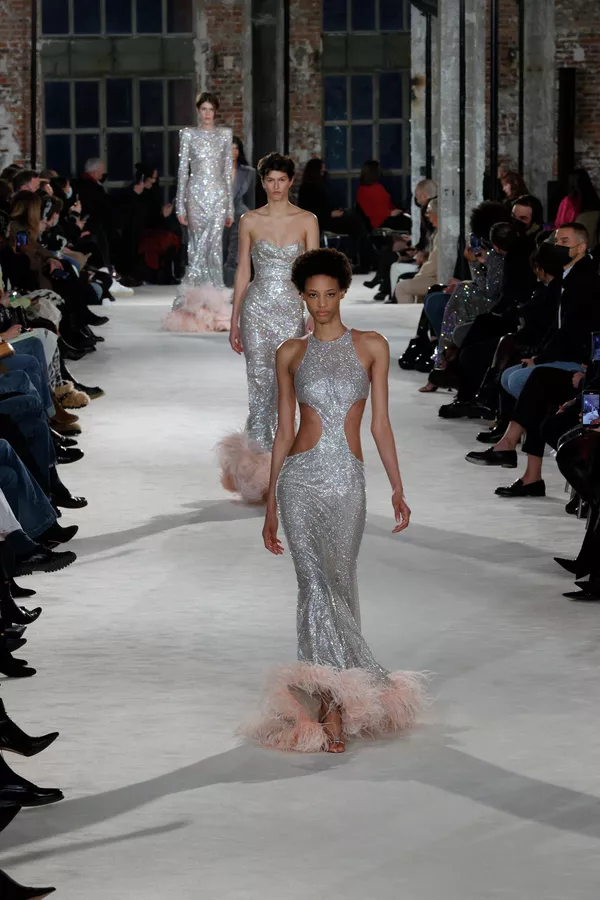 Модели на показе коллекции Alexandre Vauthier весна-лето 2022 Haute Couture в Париже