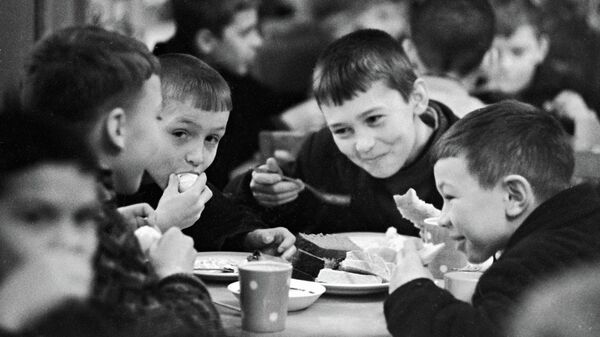 Дети обедают в столовой зимнего пионерского лагеря