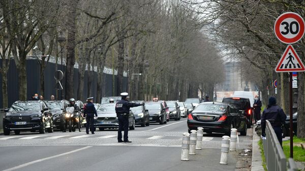 Полиция перекрыла улицу у Елисейского дворца в Париже для проезда кортежей участников встречи в нормандском формате