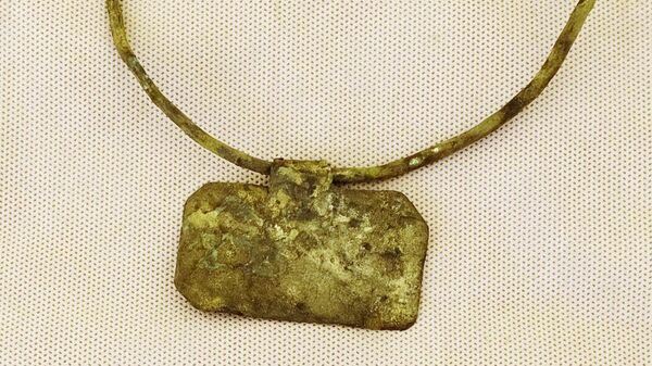 Медное ожерелье, найденное в гробнице