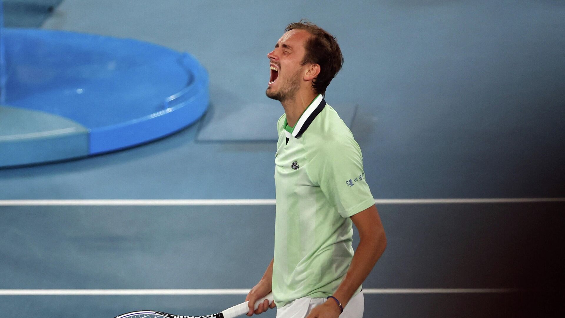 Даниил Медведев в пяти сетах обыграл Оже-Альяссима и вышел в полуфинал Australian Open