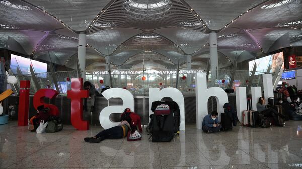 Пассажиры в аэропорту Стамбула. 25 января 2022