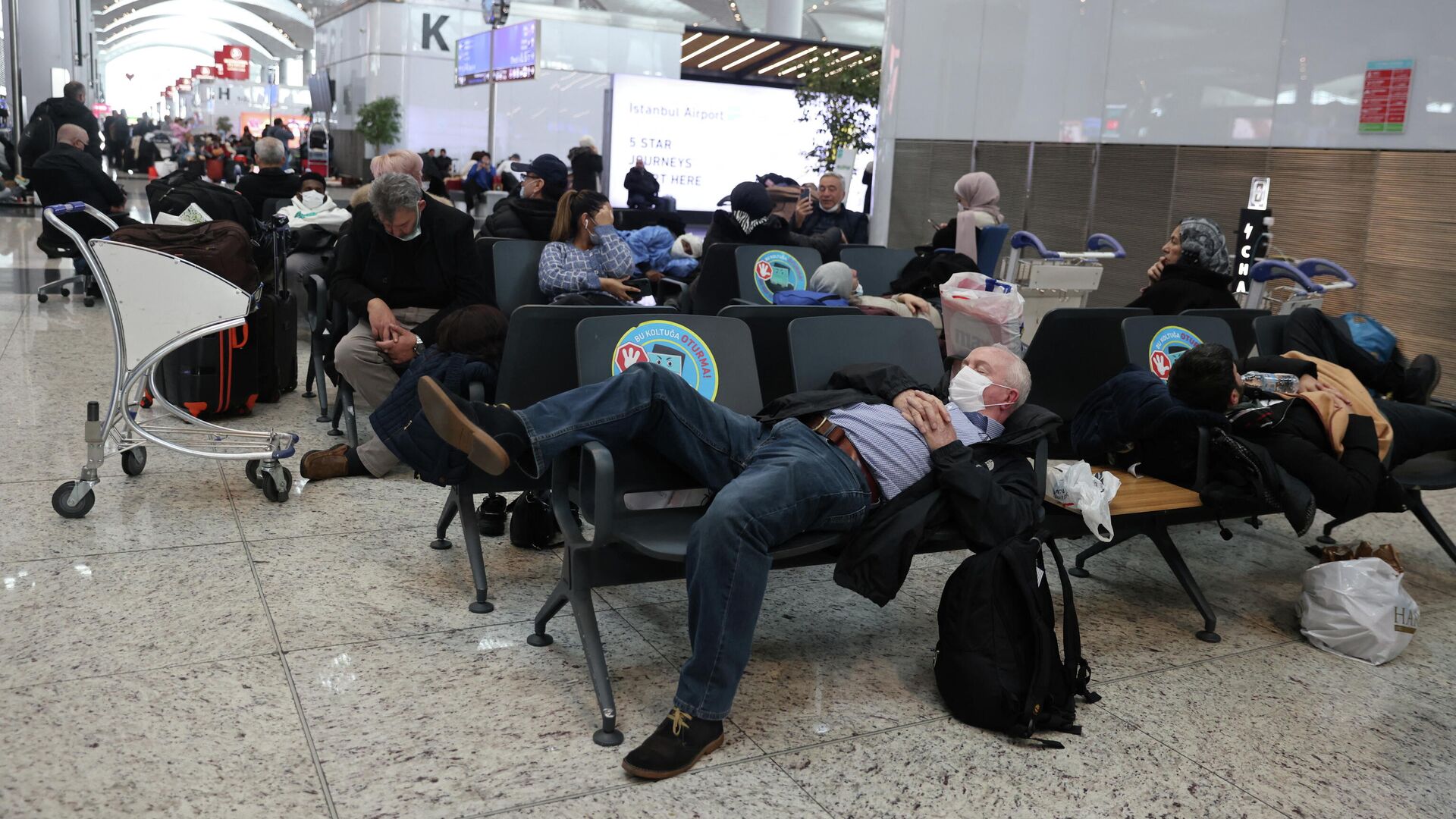 Пассажиры в аэропорту Стамбула во время отмены рейсов из-за снегопада. 25 января 2022 - РИА Новости, 1920, 26.01.2022