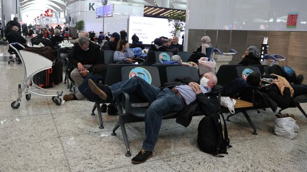 Пассажиры в аэропорту Стамбула во время отмены рейсов из-за снегопада. 25 января 2022