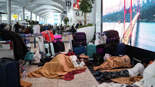 Пассажиры в аэропорту Стамбула во время отмены рейсов из-за снегопада