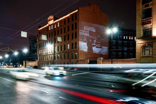 Световая проекция на здание на Московском проспекте в Санкт-Петербурге к годовщине освобождения Ленинграда от блокады