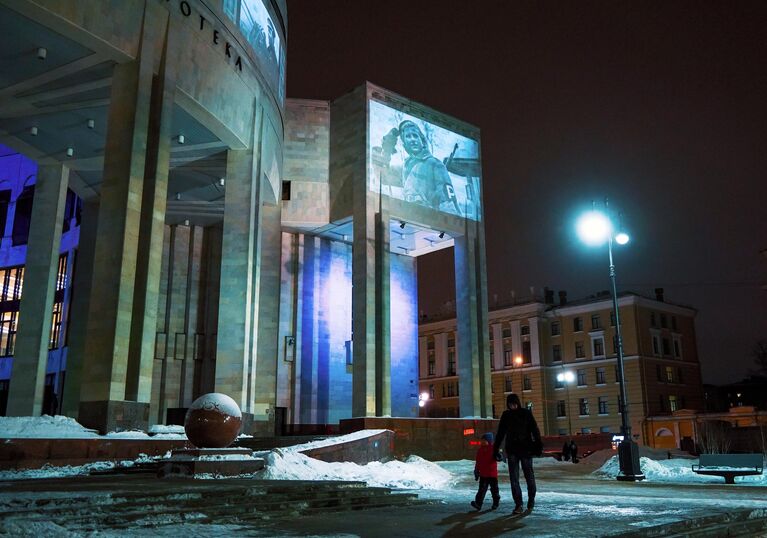 Световые проекции на фасаде Российской национальной библиотеки в Санкт-Петербурге