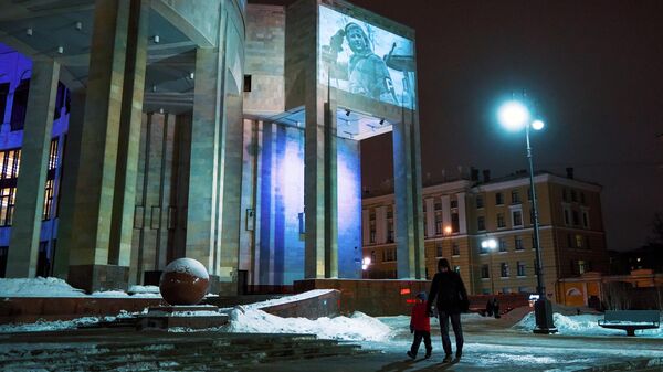 Световые проекции на фасаде Российской национальной библиотеки в Санкт-Петербурге