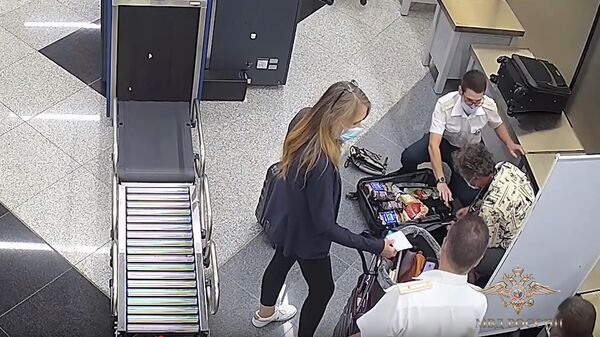 Кадр видео задержания Марка Фогеля на таможне в аэропорту Шереметьево