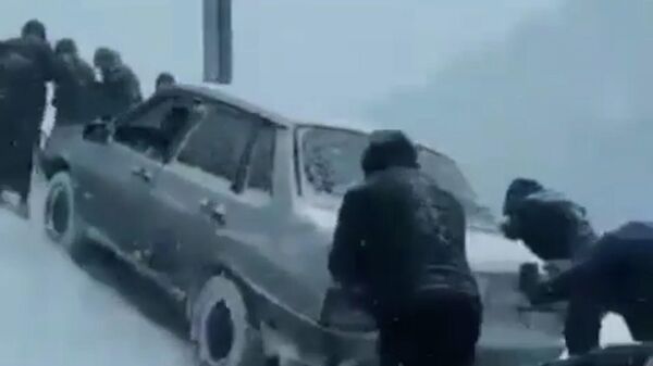 Женщины помогают вытаскивать машину из озера в Дагестане. Видео очевидца